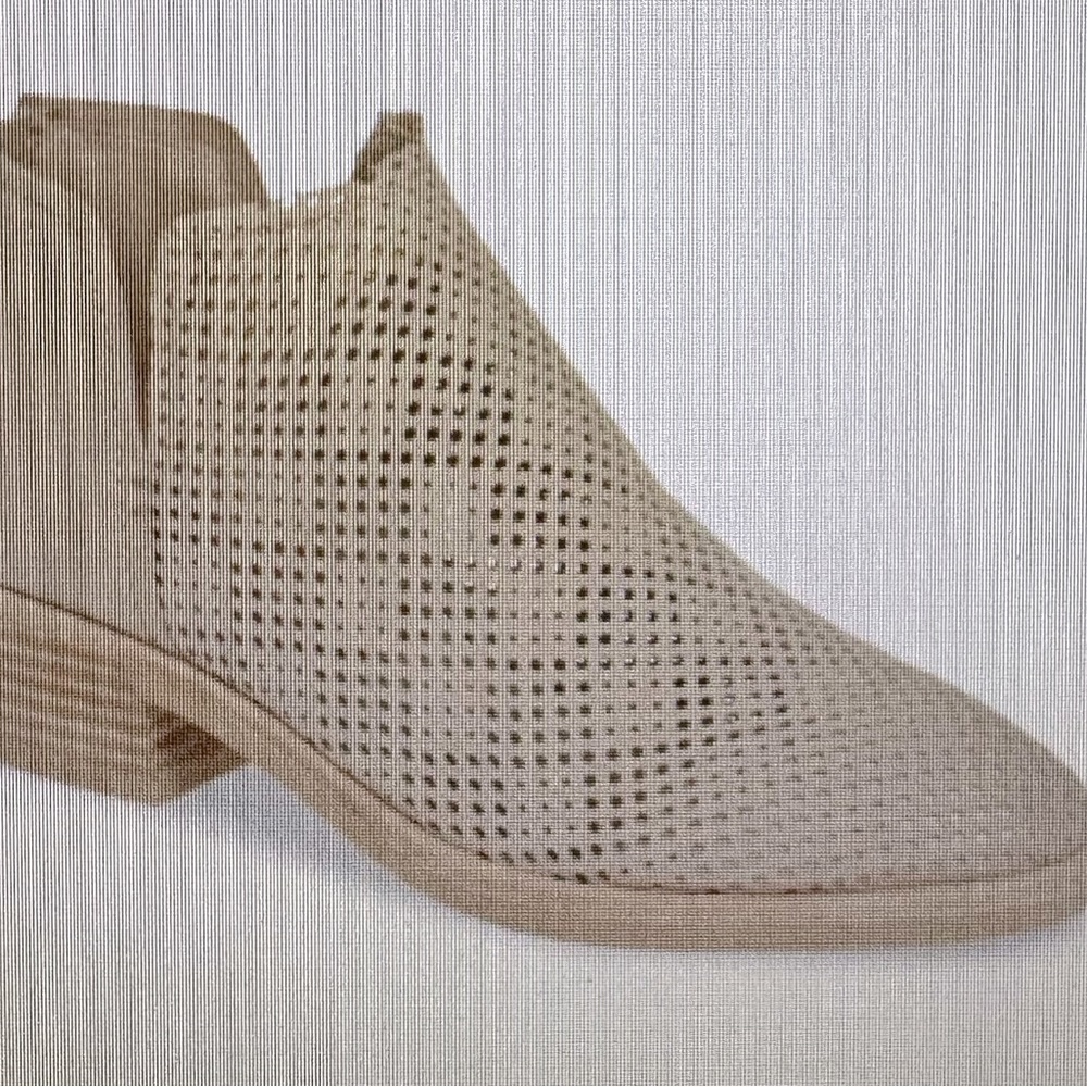 Dolce vita Tauris  ankle boot new in box size 9 1/2 nubuck sand